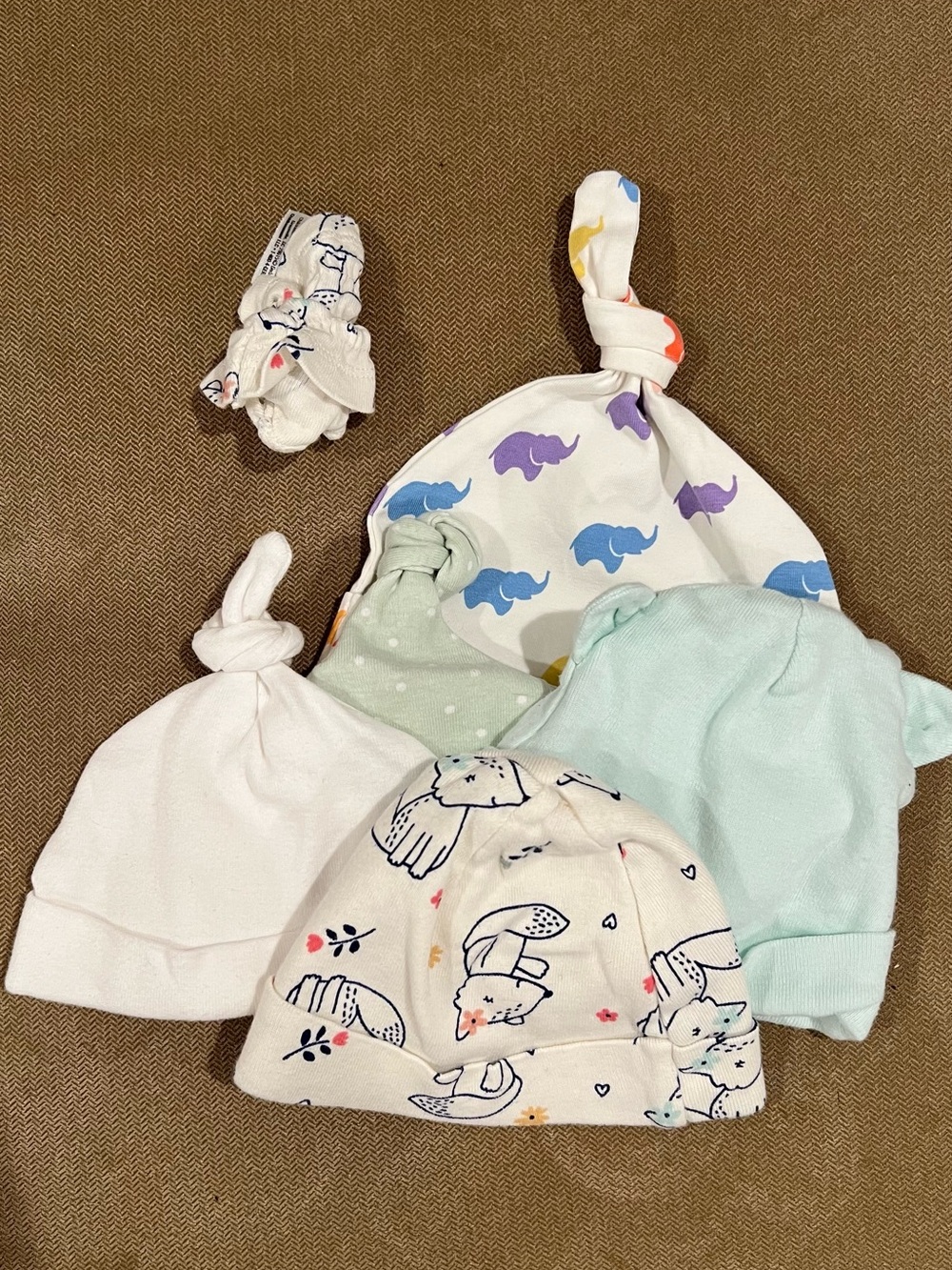 Bundle of 5 Assorted Baby Hats & 1 Mits